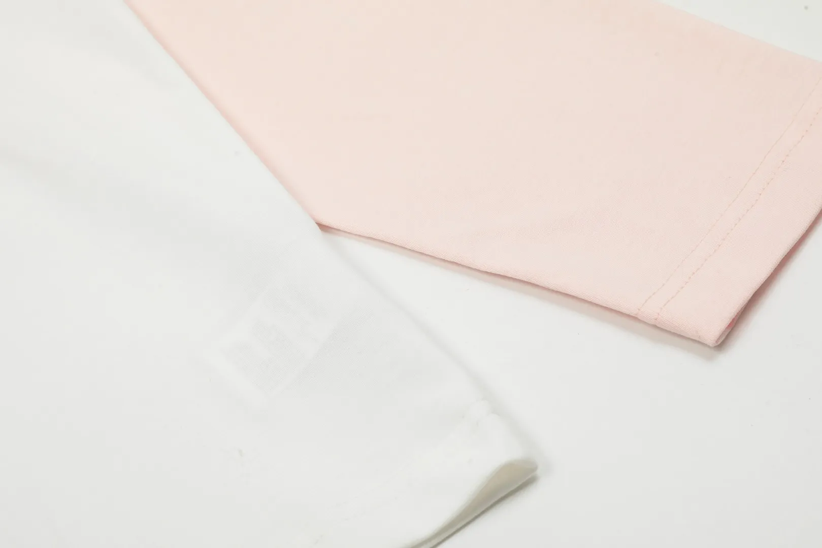 vivienne west wood Vivienne's hand-painted design of Saturn raglan long sleeves. Light pink sleeves with hand-painted Saturn. It really doesn't look too good. The photos are beyond the photos. It is very practical to wear inside and outside. The whole series of correct accessories. Every detail is completely restored. It can be filled directly. Size: S M L Uniform color
